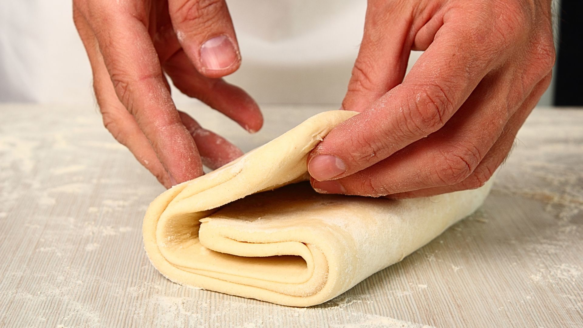 Metodo dei 5 giri: la tecnica tradizionale per una pasta sfoglia perfetta