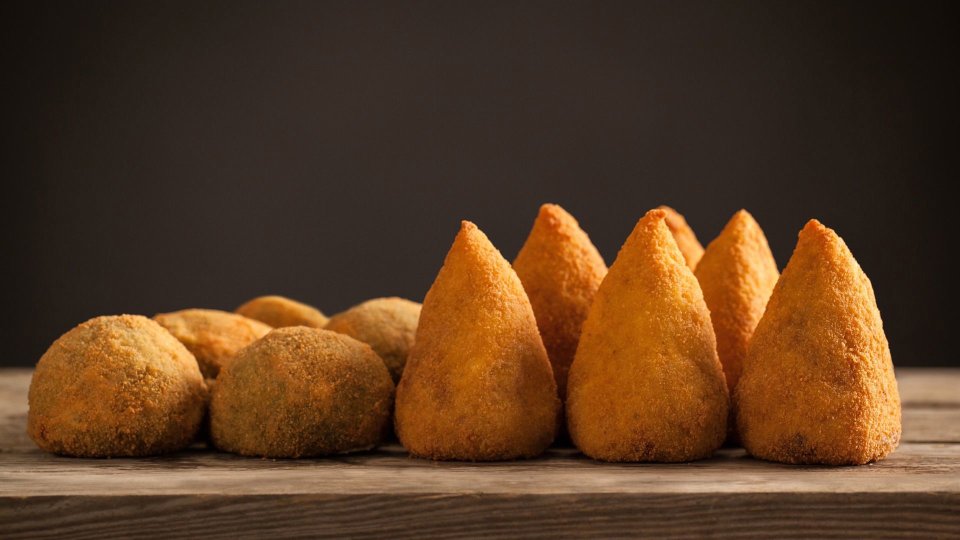 Arancino o arancina? Le differenze dell'iconico simbolo siciliano